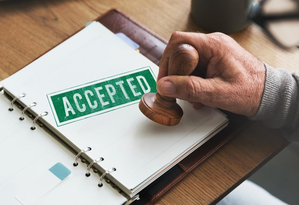 The majority of employers favor degrees from accredited colleges since they automatically demonstrate that the program's quality is on par with that of any conventional university that meets the standards and is regarded as reliable.